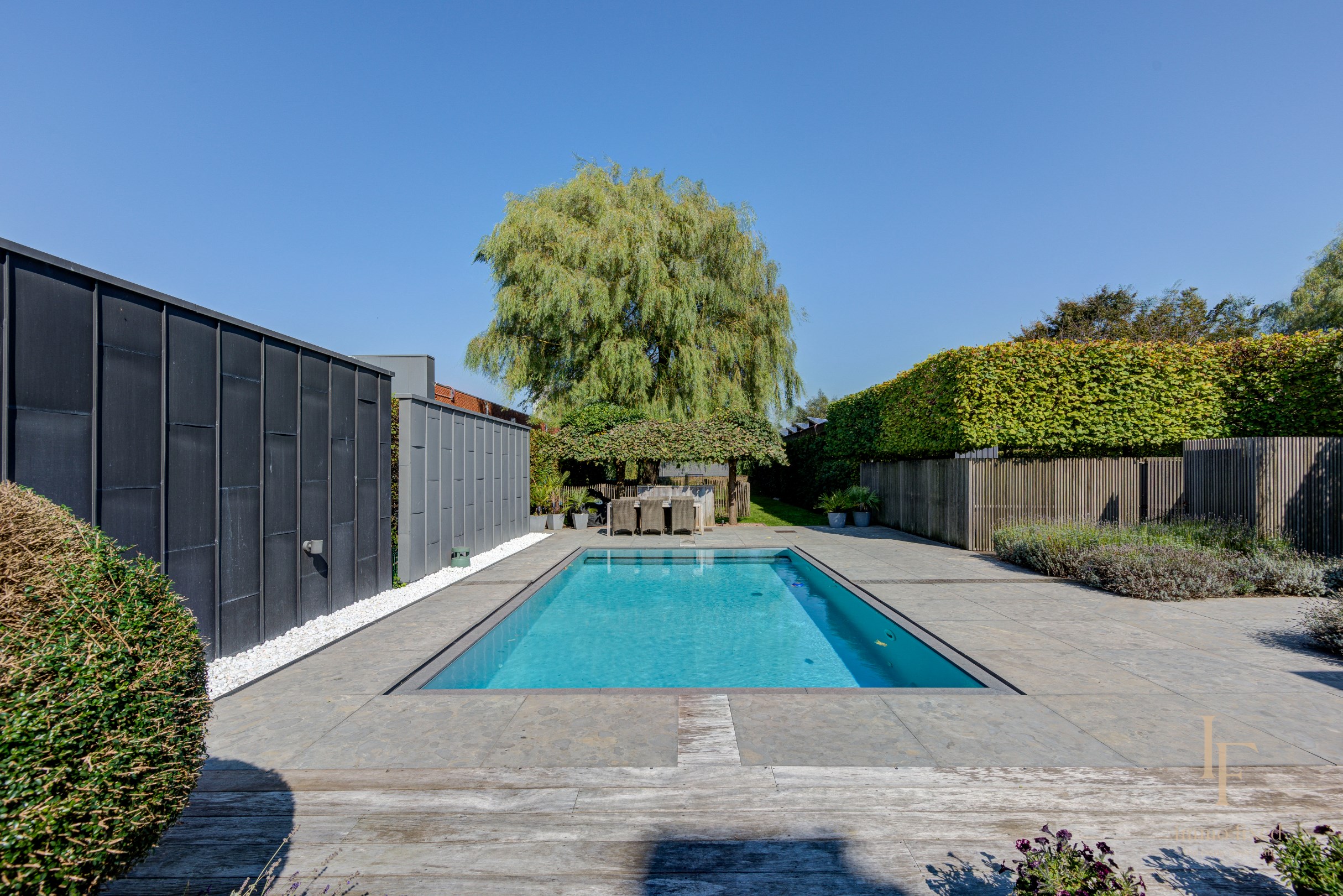 Villa met magazijn, garagebox en 12+ parkeerplaatsen te Kontich! 