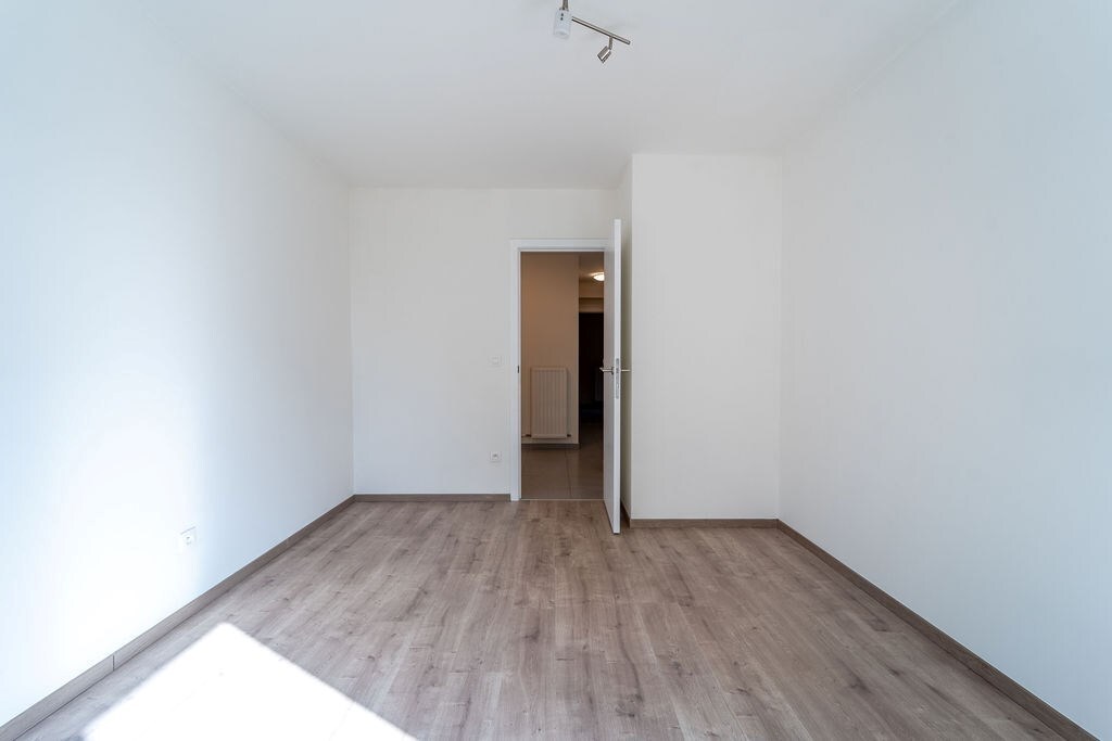 GUNSTIG GELEGEN 2 SLAAPKAMER APPARTEMENT 94 M² MET ONDERGRONDSE AUTOSTANDPLAATS EN KELDERBERGING IN HET CENTRUM VAN ZOLDER 