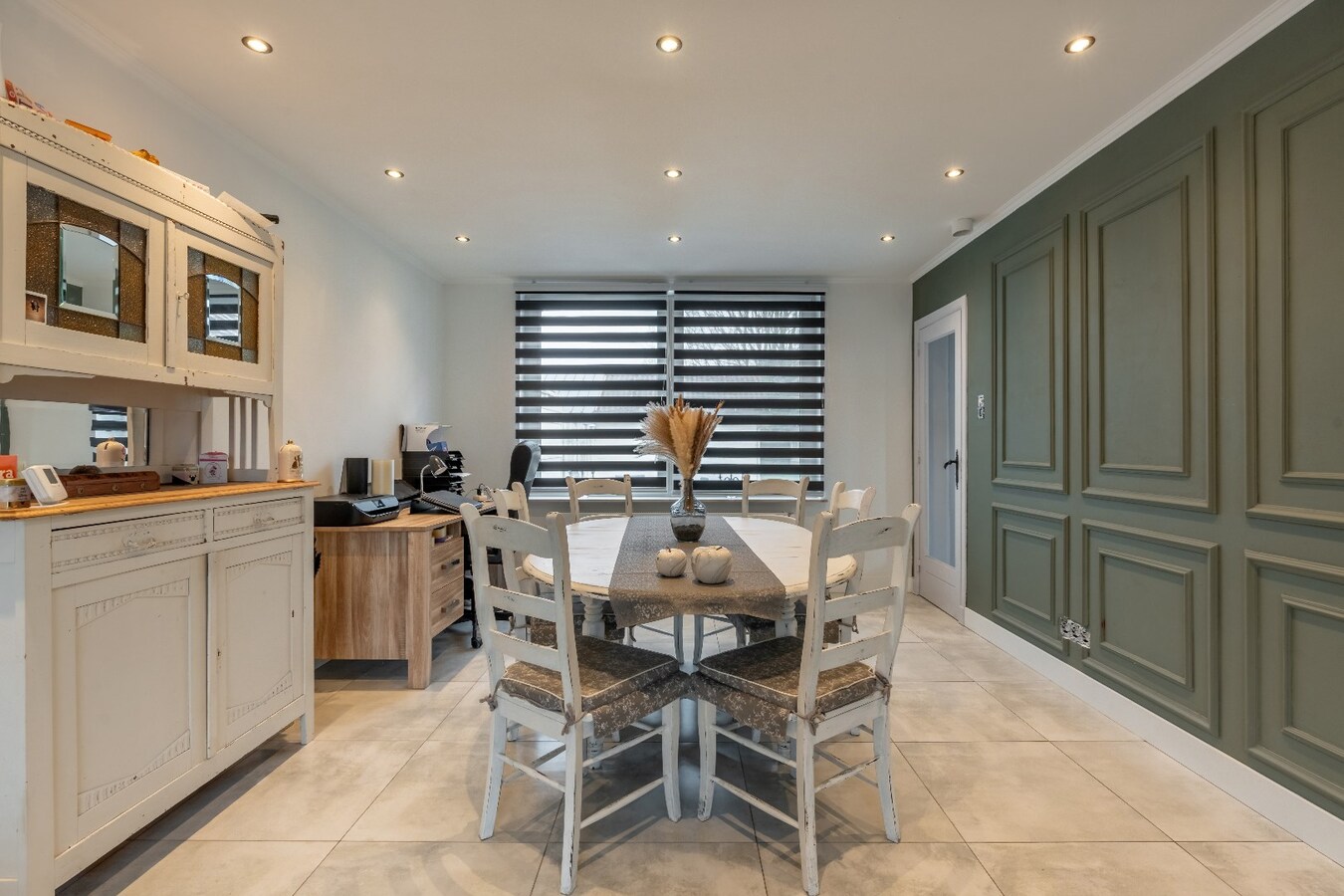 Ruime gerenoveerde woning met tuin en 3 slaapkamers in Dilsen-Stokkem. 