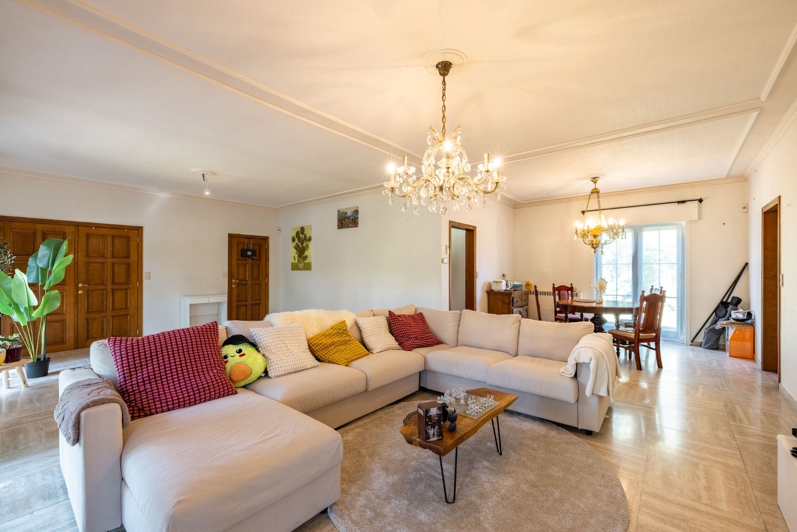 Karaktervolle villa met royale volumes op perceel van 1100m2 nabij de E40 