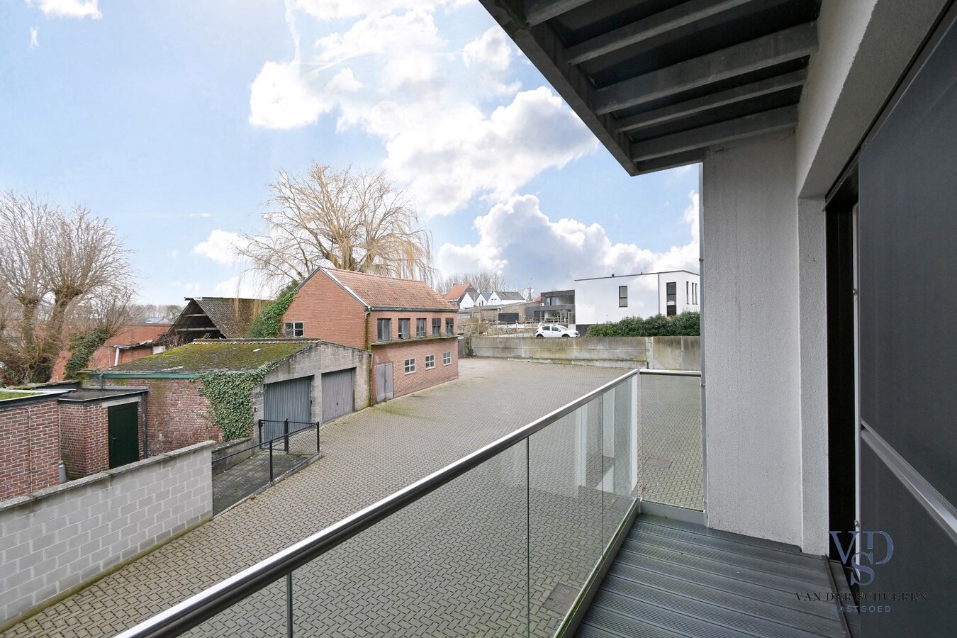 Ruime (!!) en recente assistentie-flat incl. overdekte staanplaats. 