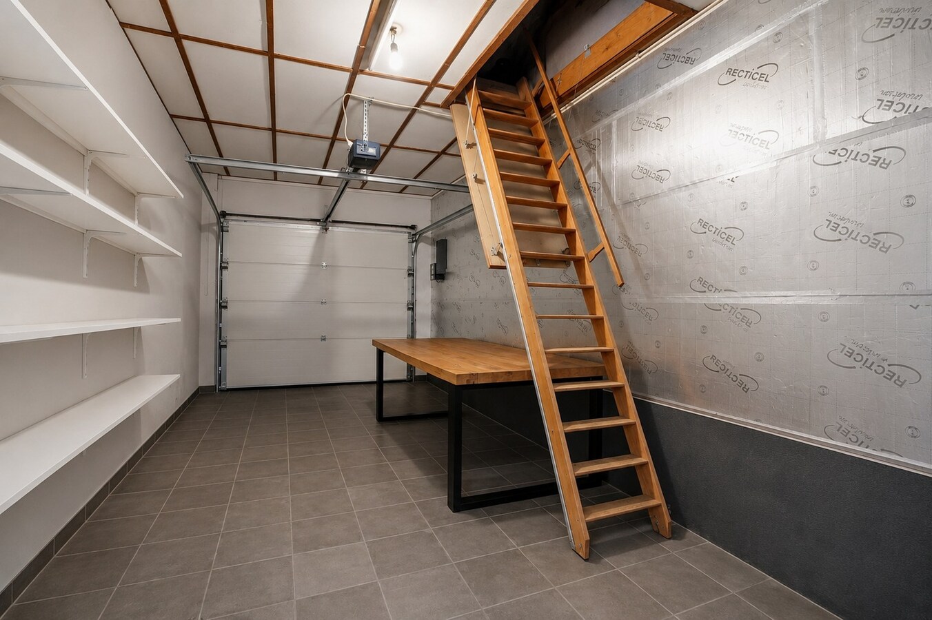 Rustig gelegen woning met 3 slaapkamers, garage en zolder in Houthulst 