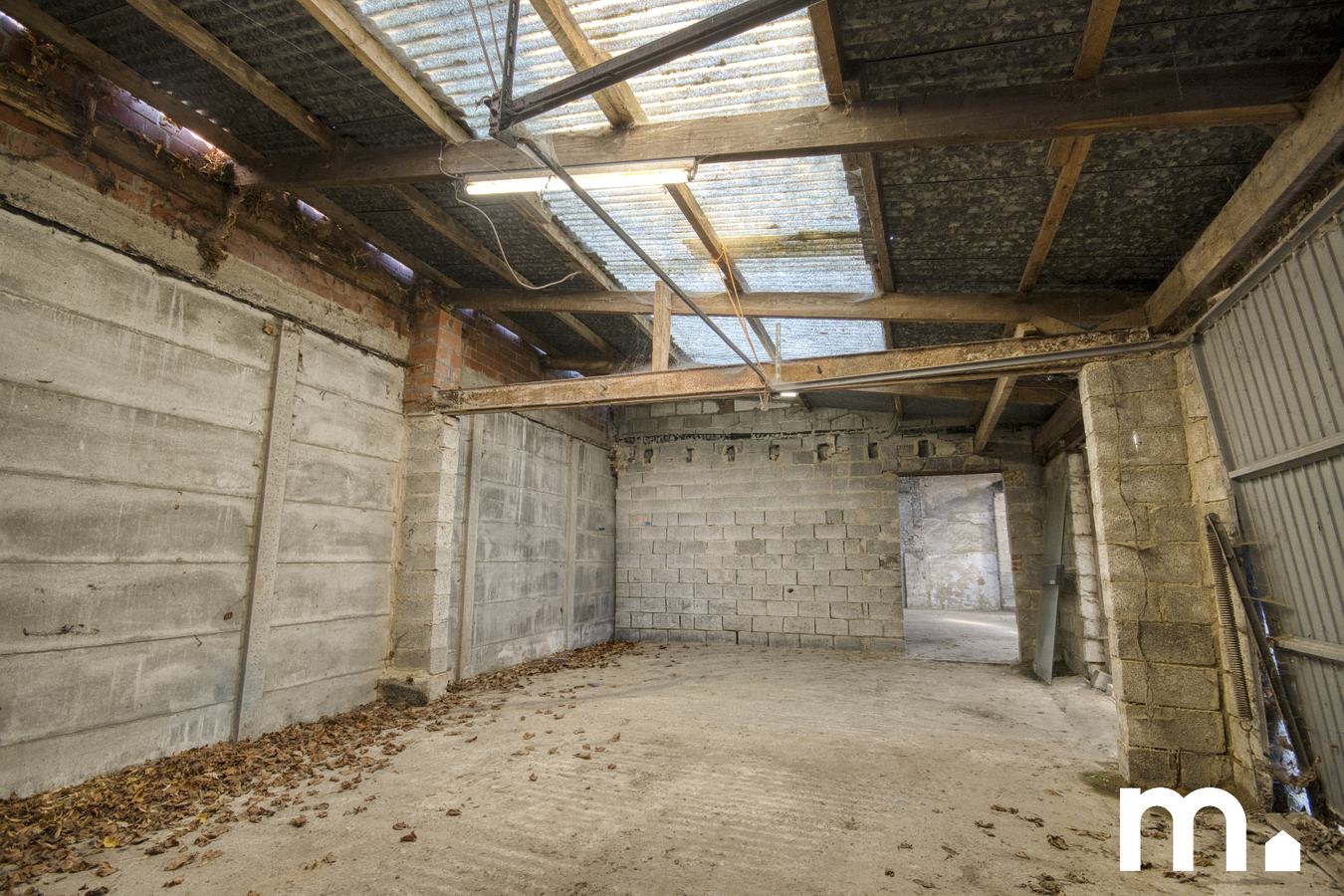 Veelzijdig handelshuis met ruime woonst van 433 m², privétuin en magazijn van 135m² te Oostrozebeke 