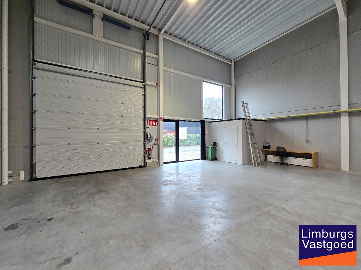 Recent magazijn, 216m², op industrieterrein 'Stadsheide', vlakbij Corda Campus 