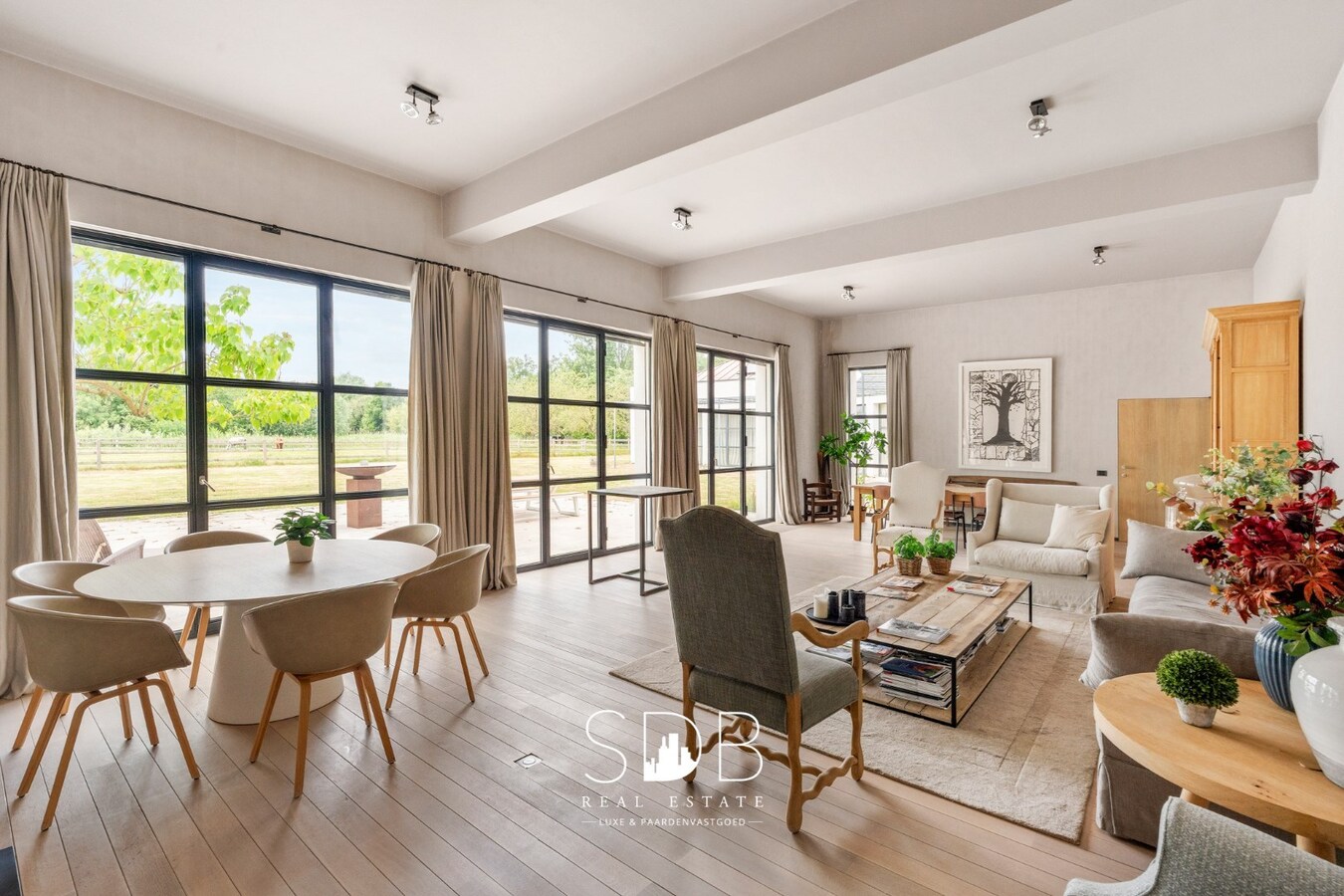 Prachtige villa met hippische accommodatie en graslanden op +/- 9 ha 