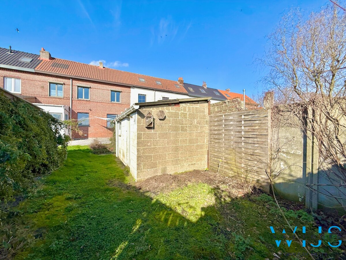 Zeer ruim en stevig woonhuis MET garage te Rieme ! 