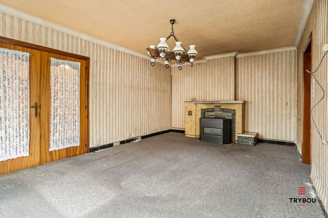 Centraal gelegen, halfopen woning met kleine loods en garage. 