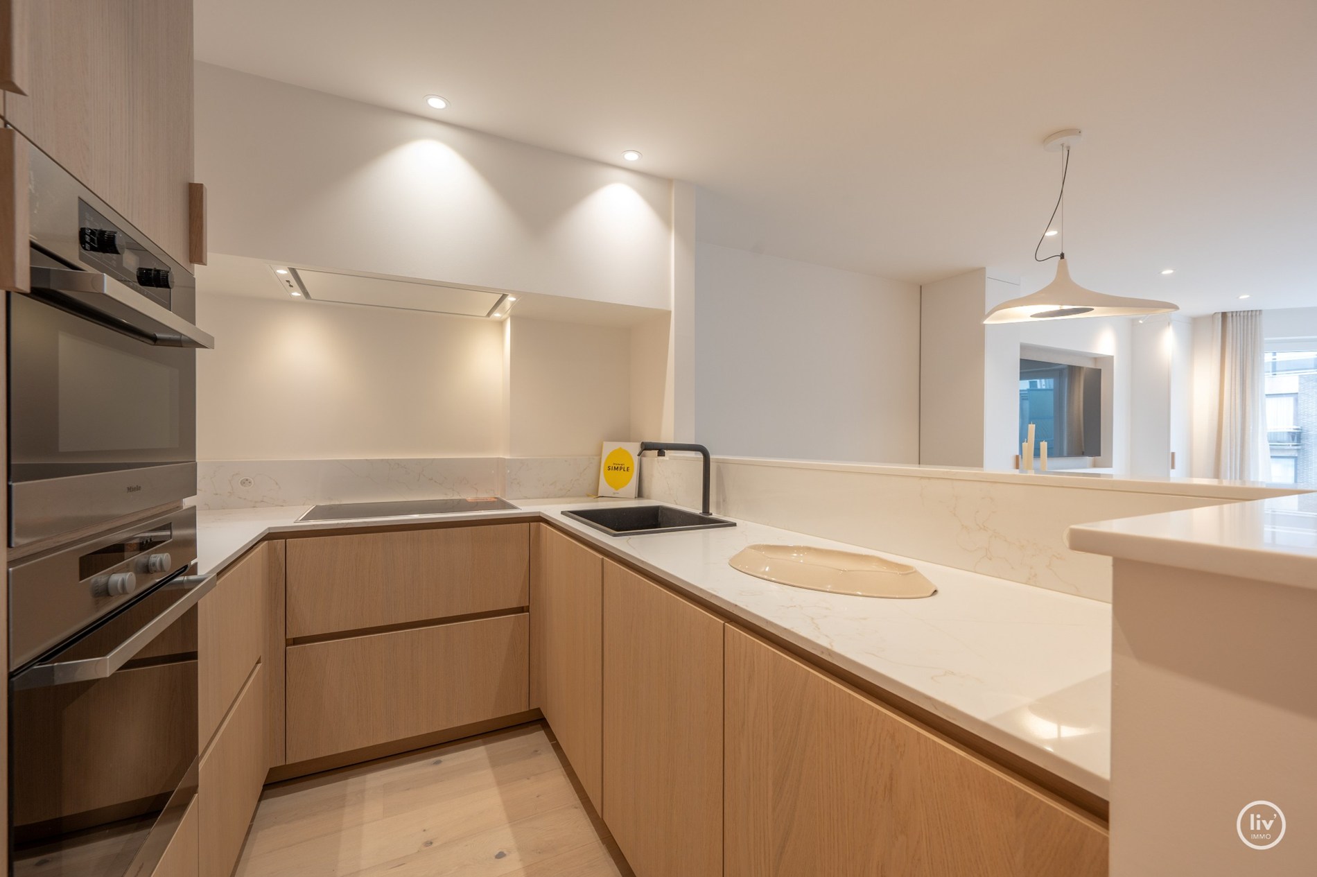 Appartement entièrement rénové et élégant au cœur de Knokke dans la Lippenslaan. 