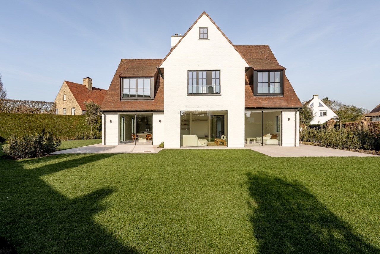 Prachtig gerenoveerde alleenstaande woning met oprit gelegen in een rustige wijk in Knokke nabij de Magere Schorre. 