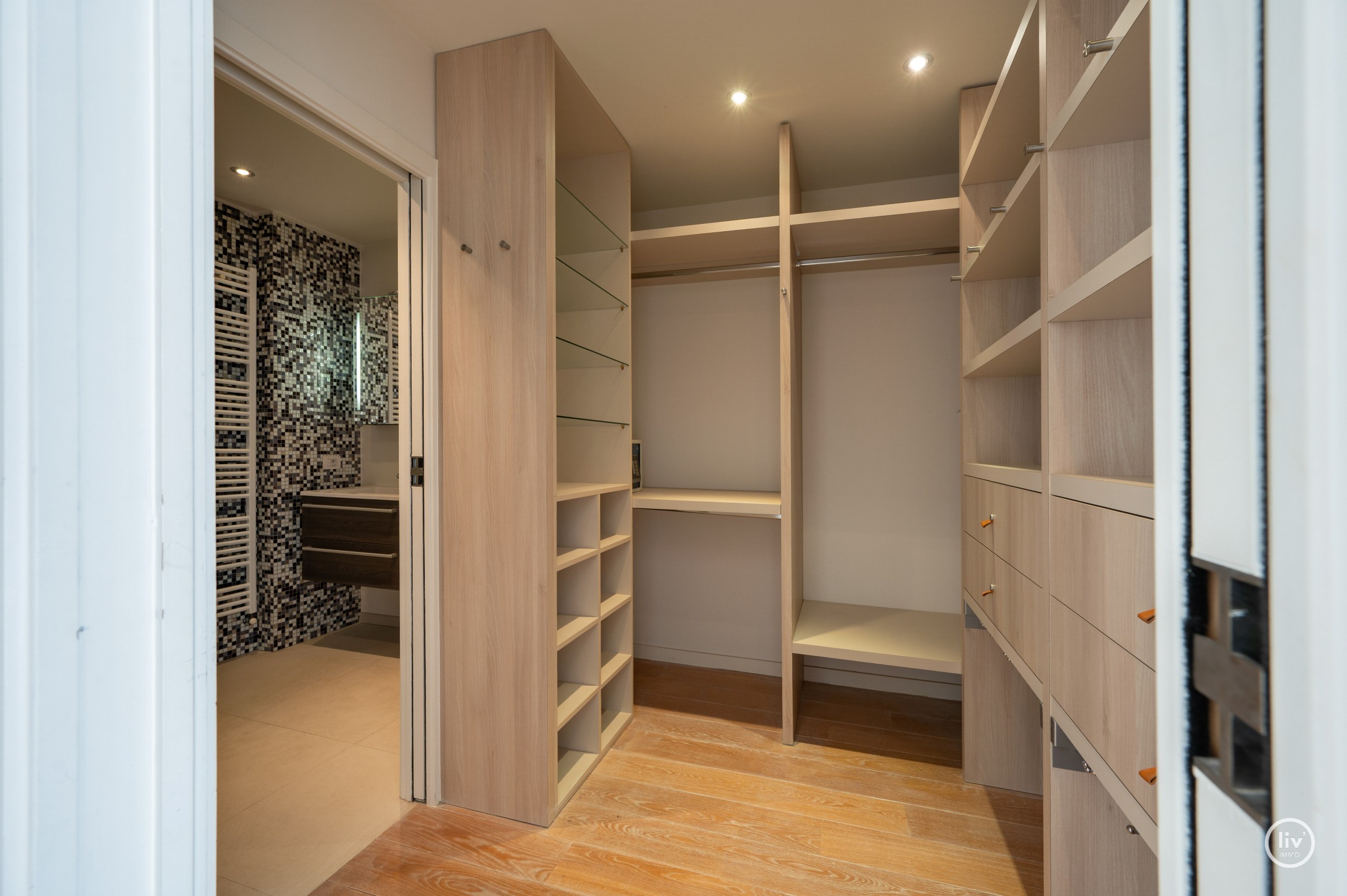 Appartement exceptionnellement spacieux avec une largeur de façade exceptionnelle et une superficie totale de 163 m², idéalement situé sur l'avenue Dumortier à Knokke. 