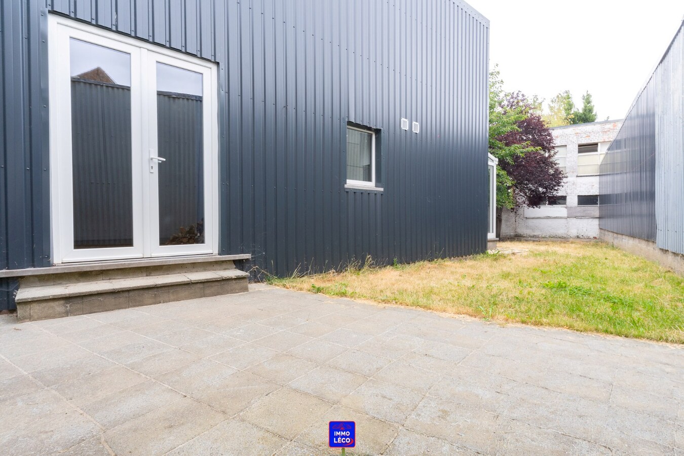 3 façades avec jardin et garage située à "La Coquinie". 