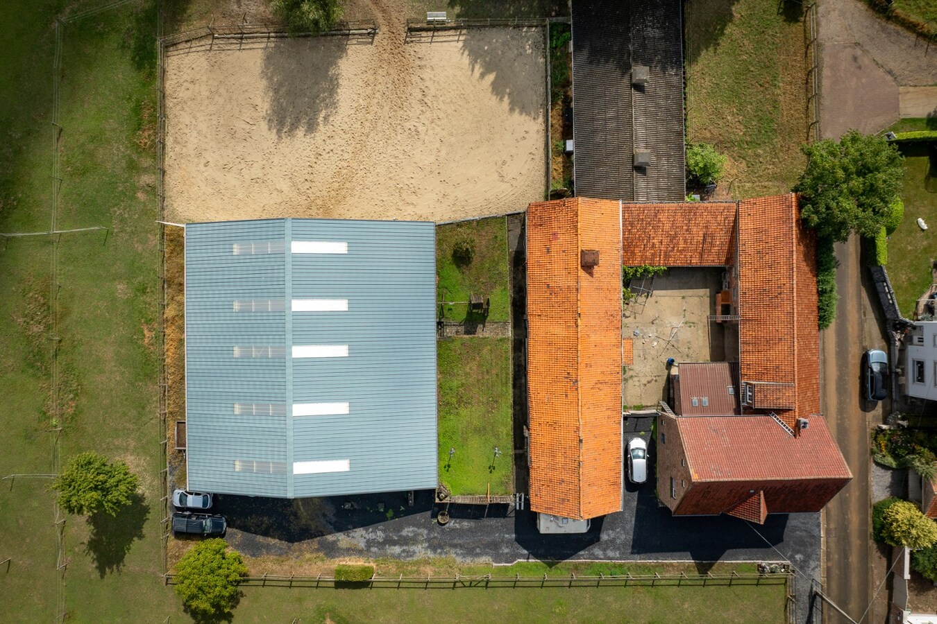 Ruime woning met buitenpiste en kleine binnenpiste op ca. 1,03ha te Hoeselt 