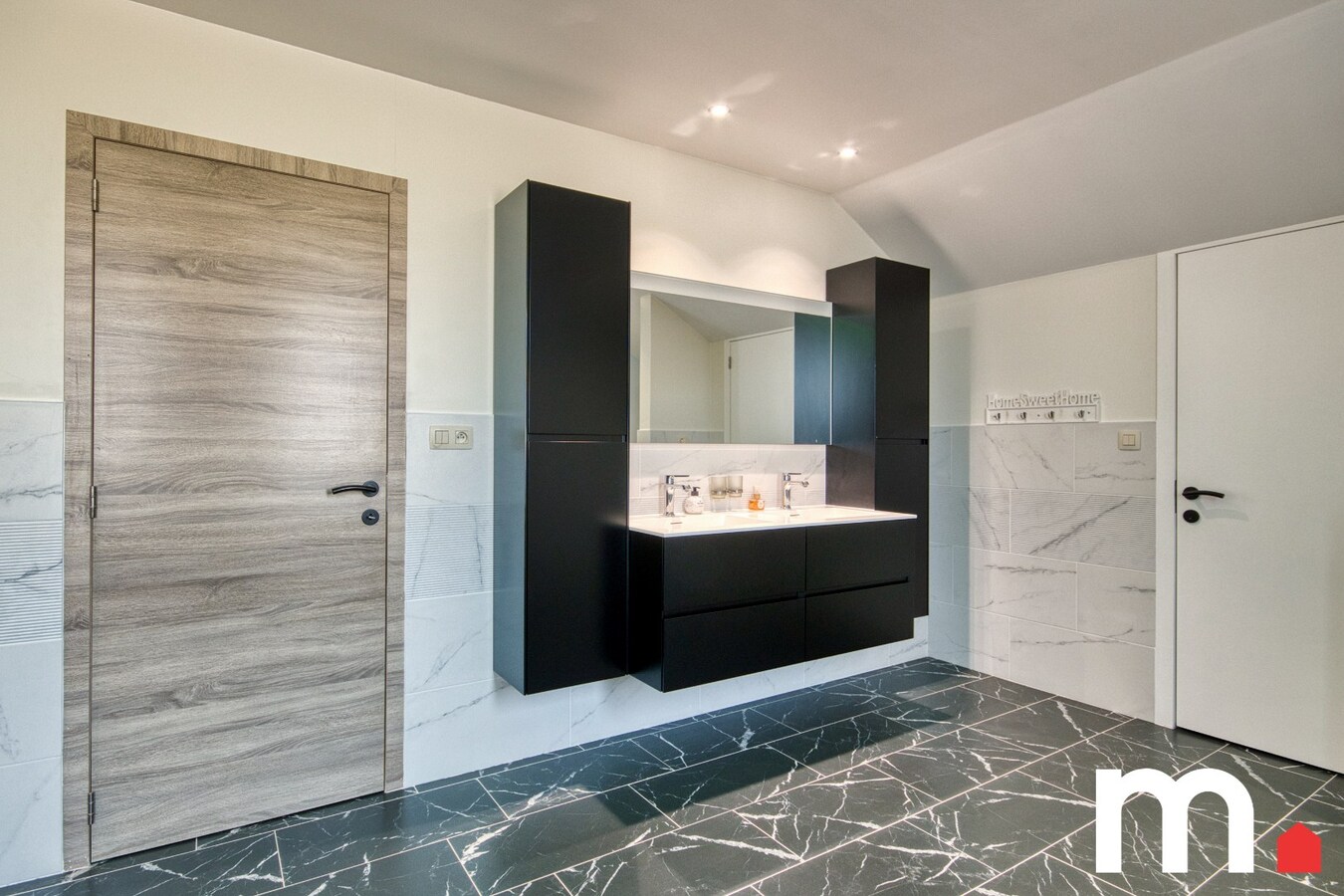 Gerenoveerd centraal gelegen woonst met praktijkruimte te Moorsele ! 