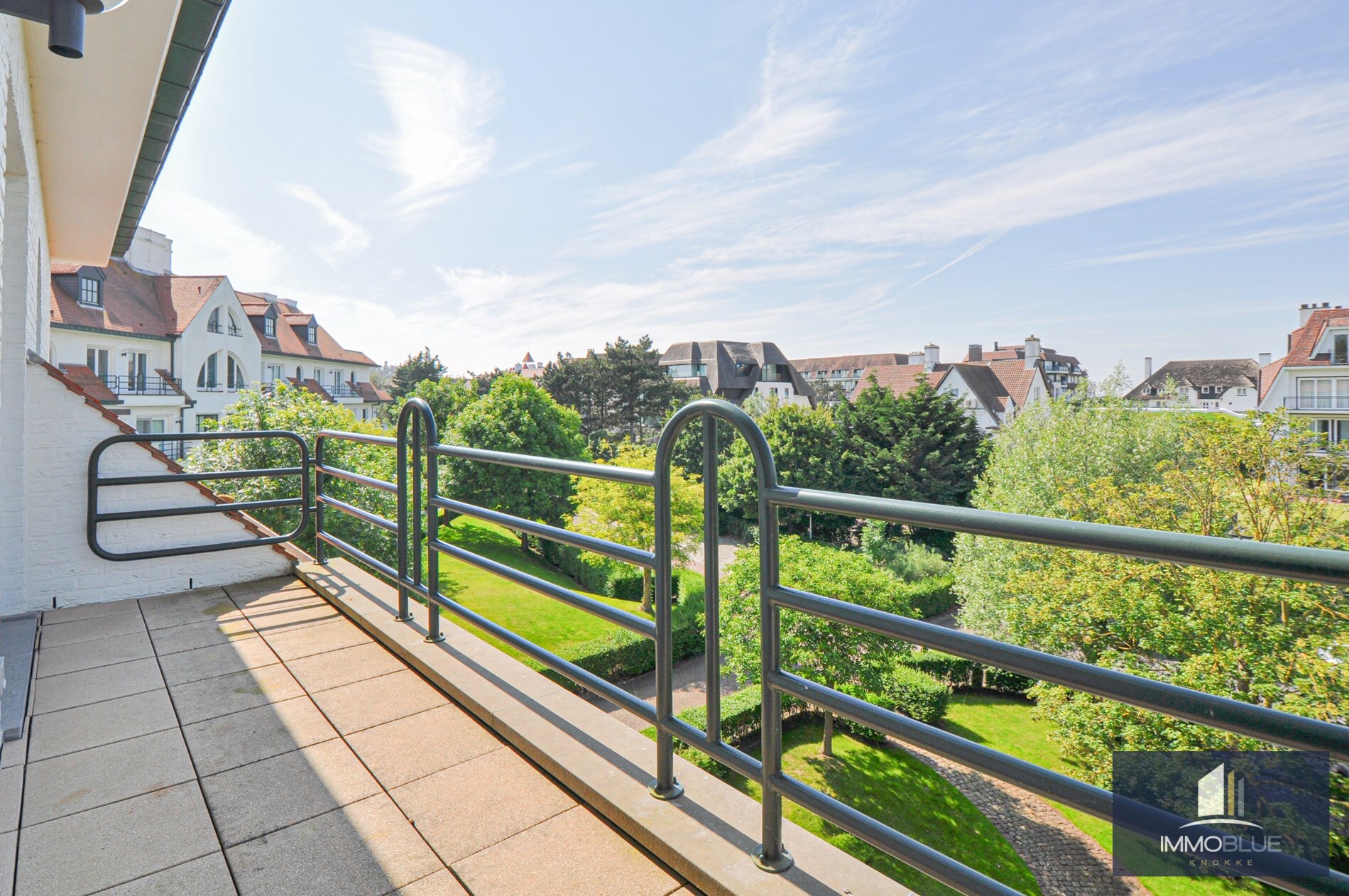 "Sublime appartement d'angle avec de spacieuses terrasses situé dans le prestigieux domaine Tennis Garden." 