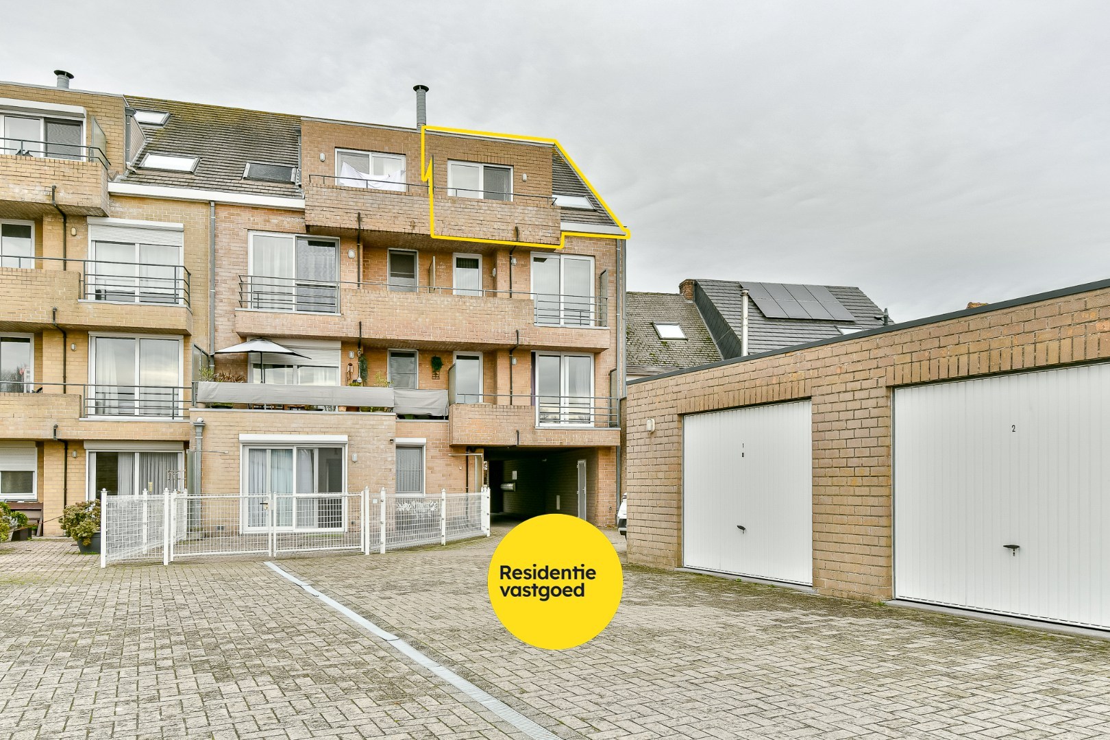 Dakappartement met 3 slaapkamers en garagebox in  centrum van Gistel 