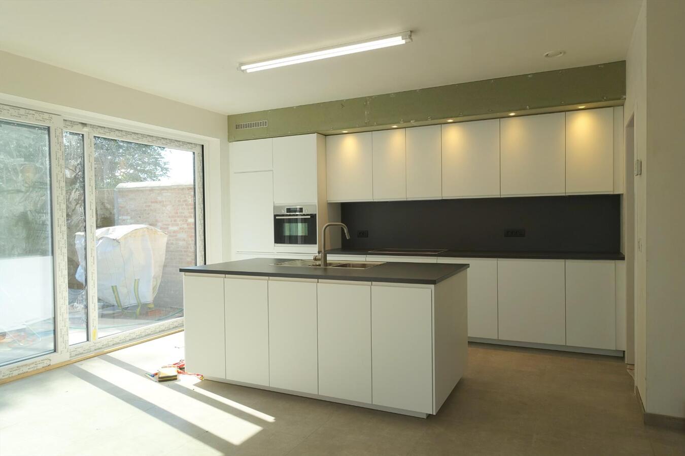 Halfopen nieuwbouwwoning in pastoriestijl 