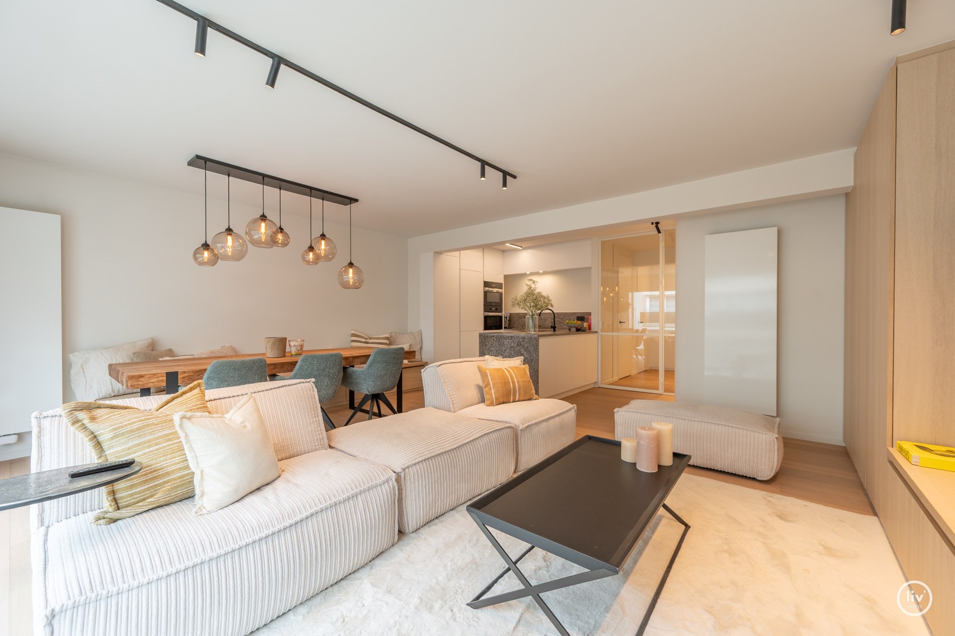 Prachtig ruim 2 slaapkamerappartement met mooie gevelbreedte en groot zonneterras op een topligging vlakbij de Dumortierlaan te Knokke. Garage mogelijk in het gebouw. 