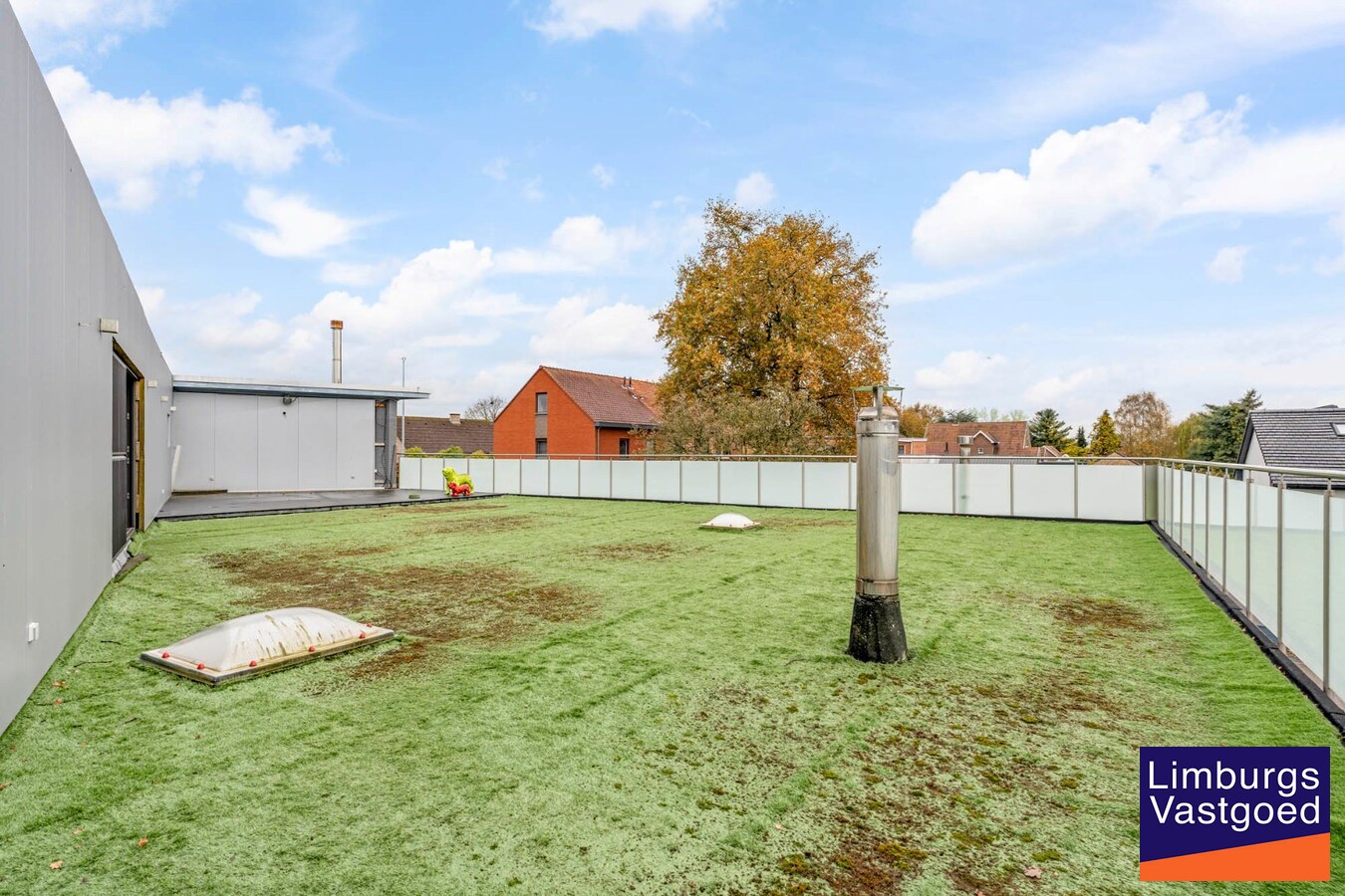 Bedrijfsgebouw met kantoren, magazijnen en woonst - groot 2580 m² 