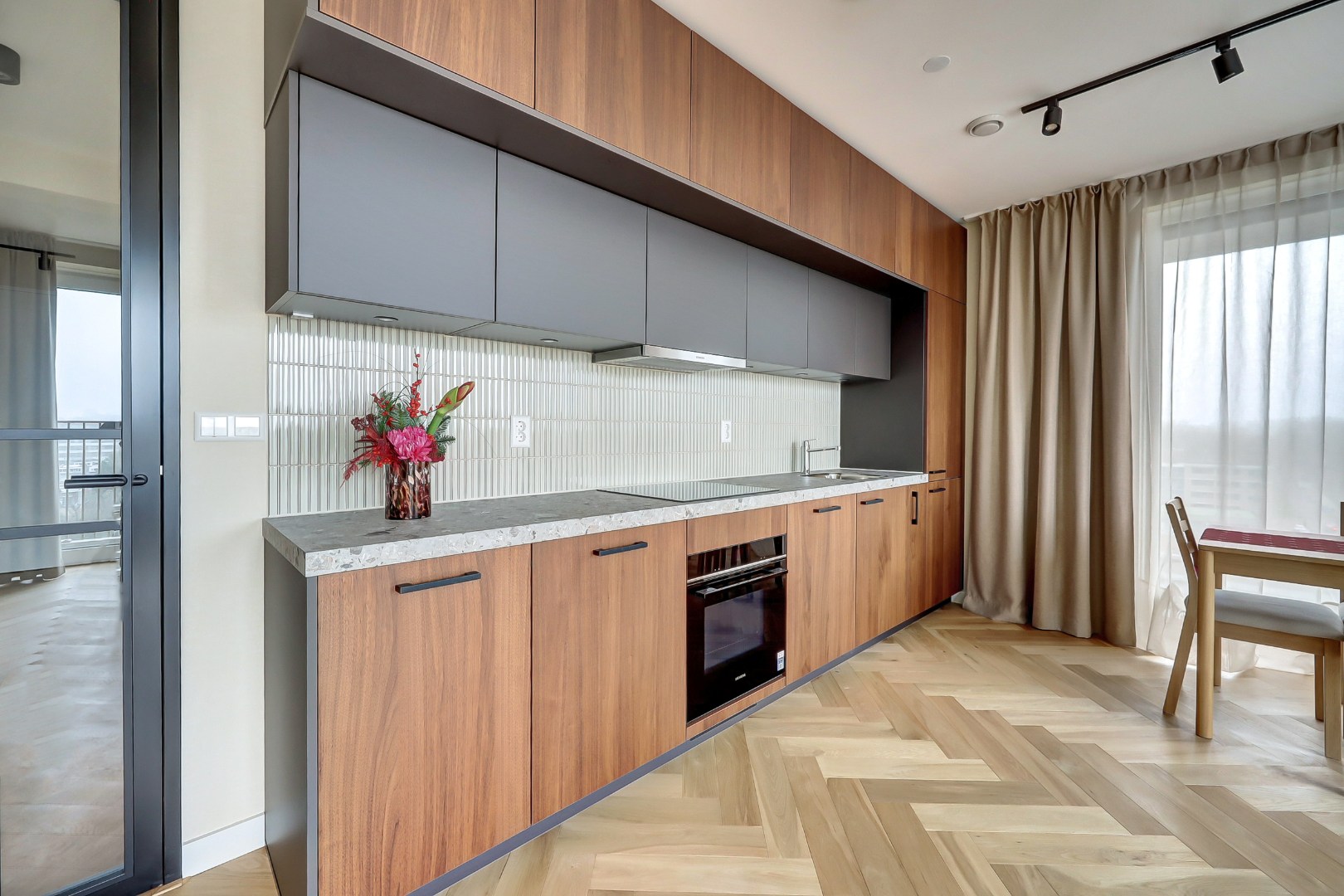 Nieuw en instapklaar 3-kamer appartement op de zevende verdieping met luxe keuken en badkamer, riant uitzicht over de omgeving en naar het centrum van Rotterdam. 