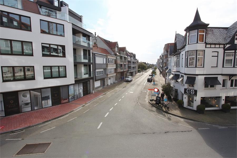 Non-meublé - Grand appartement résidentiel avec une belle vue dégagée, situé en plein centre près de l'avenue Lippens. 