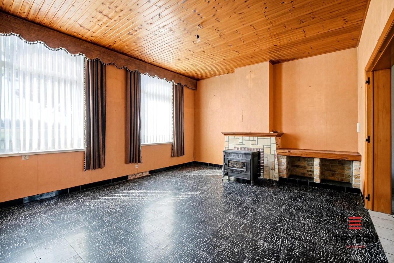 Te renoveren ruime halfopen bebouwing op een perceel van 1491m² met 7 slaapkamers! 