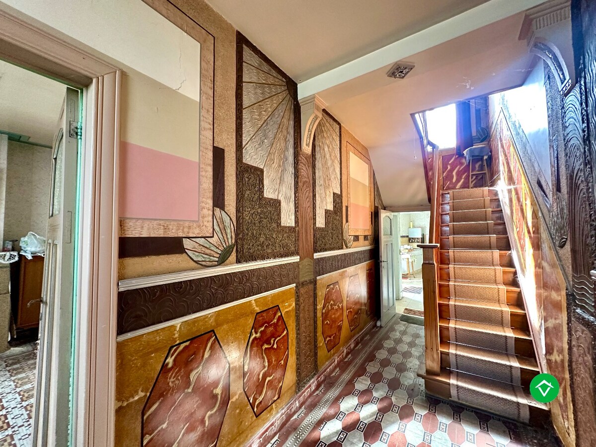 Te renoveren of te slopen woning op ruim perceel van 854 m² in Ichtegem - ideale opportuniteit voor wie wil bouwen of renoveren in een landelijke omgeving. 