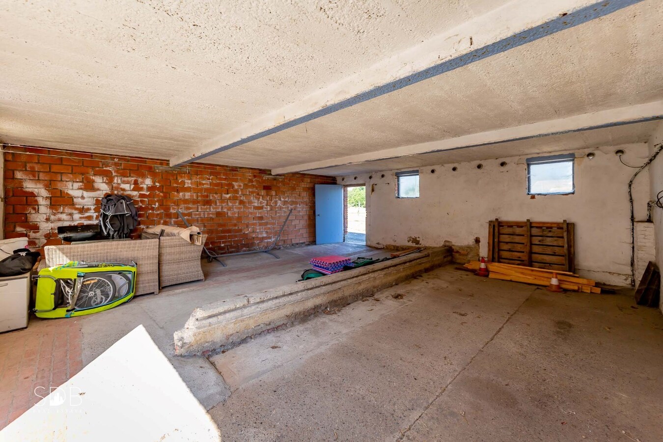 Hedendaagse woning met diverse bijgebouwen op 8.255m² 