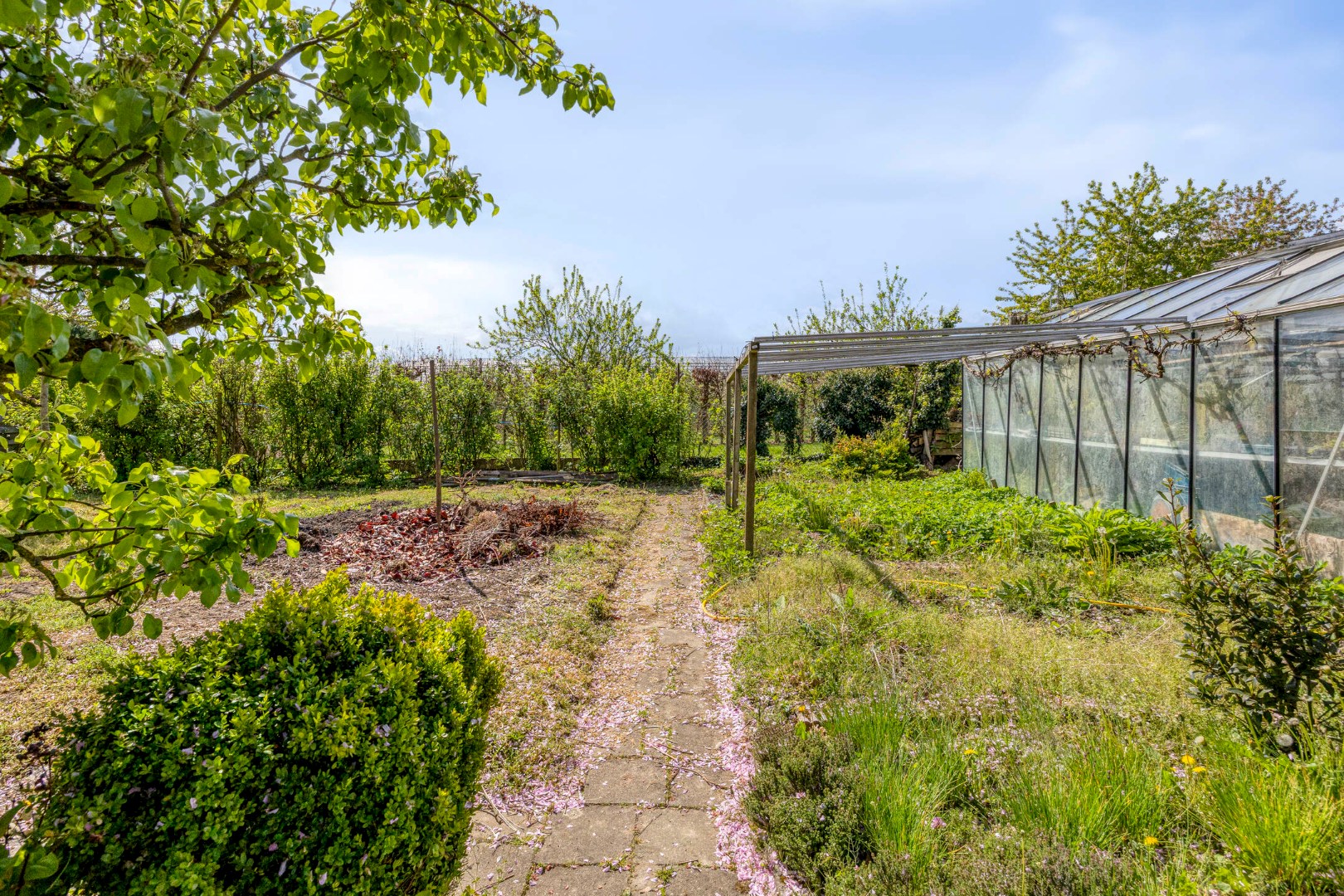 Open bebouwing met prachtige tuin en 4 ruime slaapkamers, garage, tuin en terras in Bierbeek – EPC 272kWh/m² 