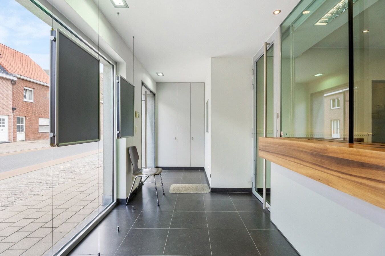Centraal gelegen handels(woning) met garage op 369m² in Merkem! 