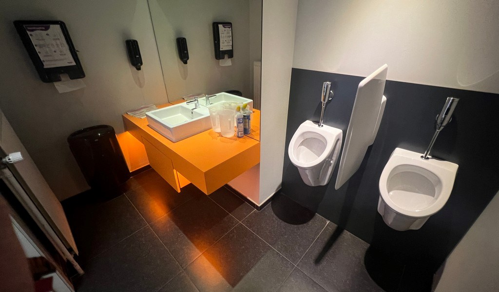 Bedrijfsgebouw met laadkades te huur in IZ Klein Frankrijk in Ronse