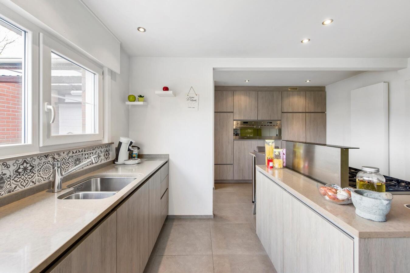 Prachtig gerenoveerde woning met 3 slaapkamers en zongerichte tuin. 