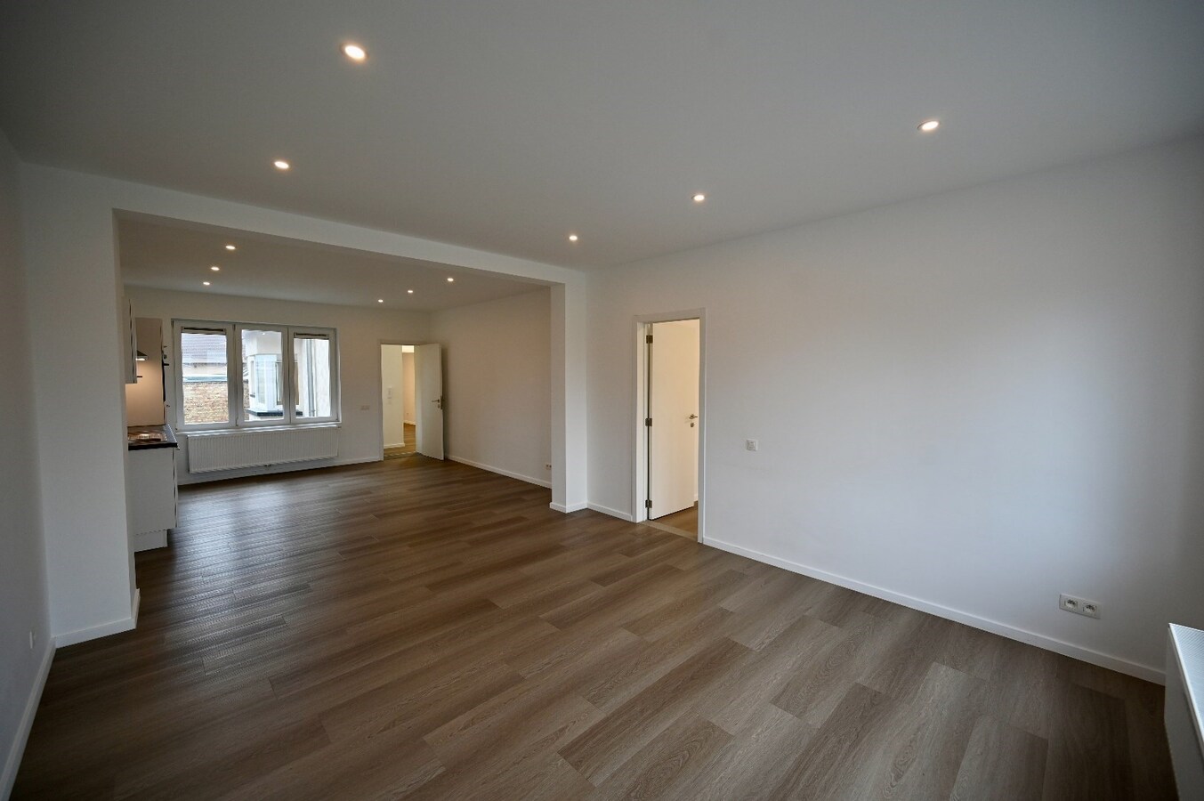 RUIM GERENOVEERD 2-SLAAPKAMER APPARTEMENT 