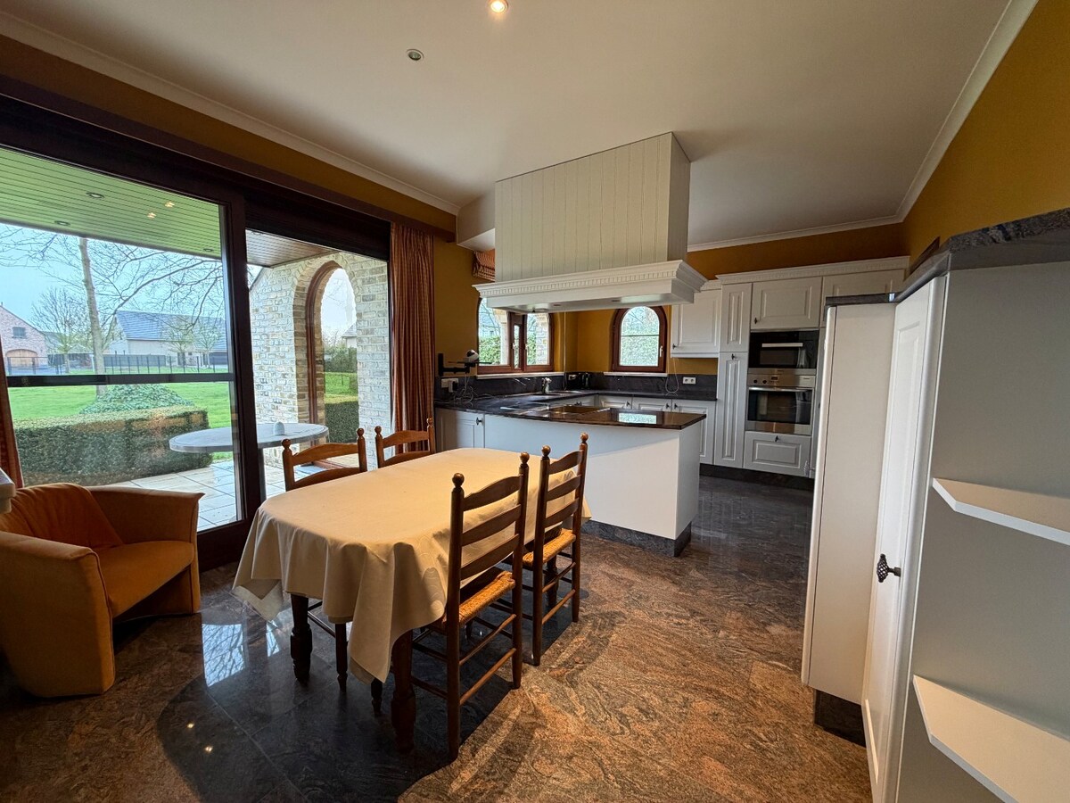 Ruime en rustig gelegen Spaanse villa te Dikkelvenne. 