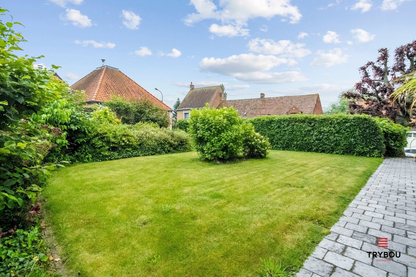 Statige villa, met enorm veel mogelijkheden, te koop in centrum Houthulst. 