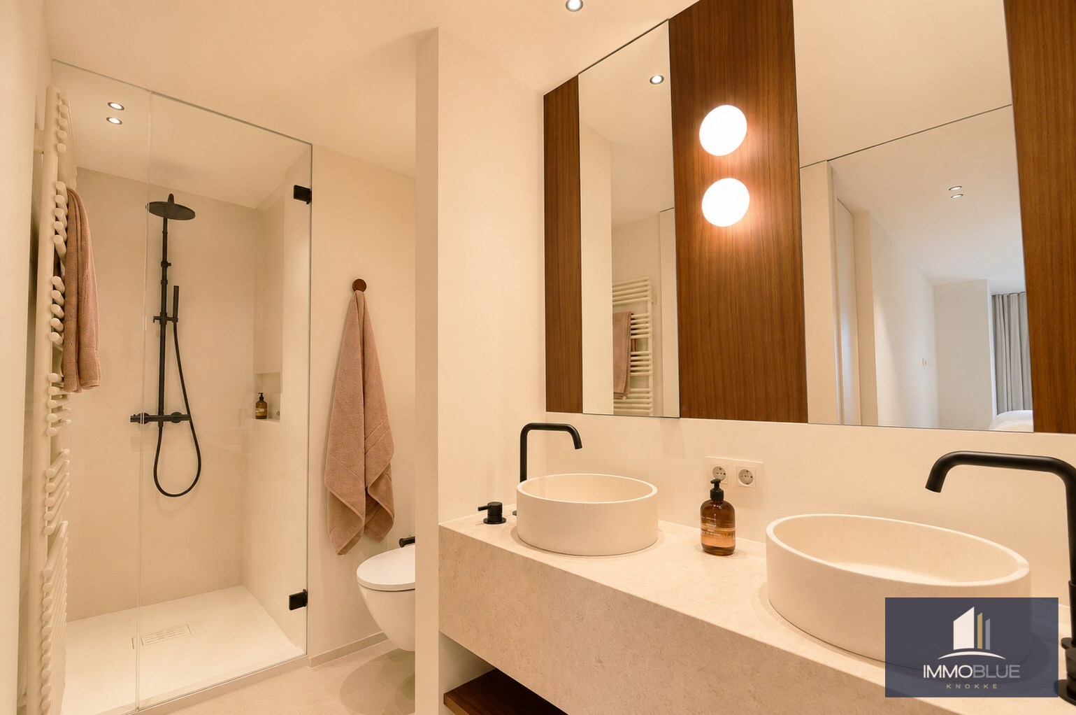 Appartement prestigieux entièrement rénové et fini avec des matériaux de haute qualité, situé à proximité de la place du Triangle. 