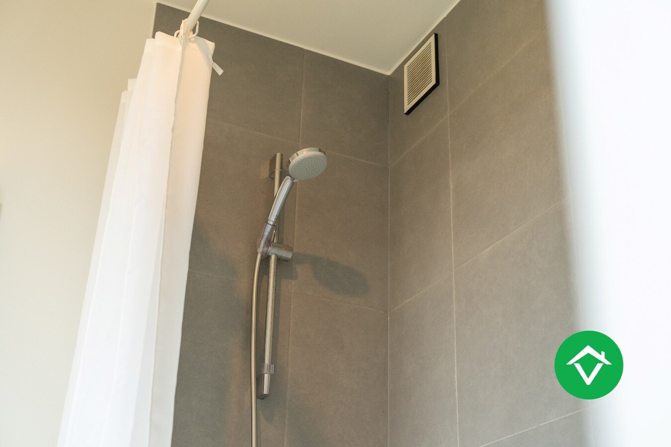 Recent, instapklaar appartement met één slaapkamer, ruim terras en autostaanplaats te Roeselare 