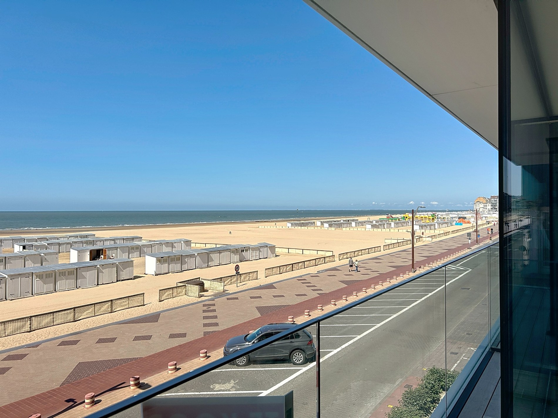 Appartement neuf haut de gamme au deuxième étage avec une vue imprenable sur la mer à vendre. 