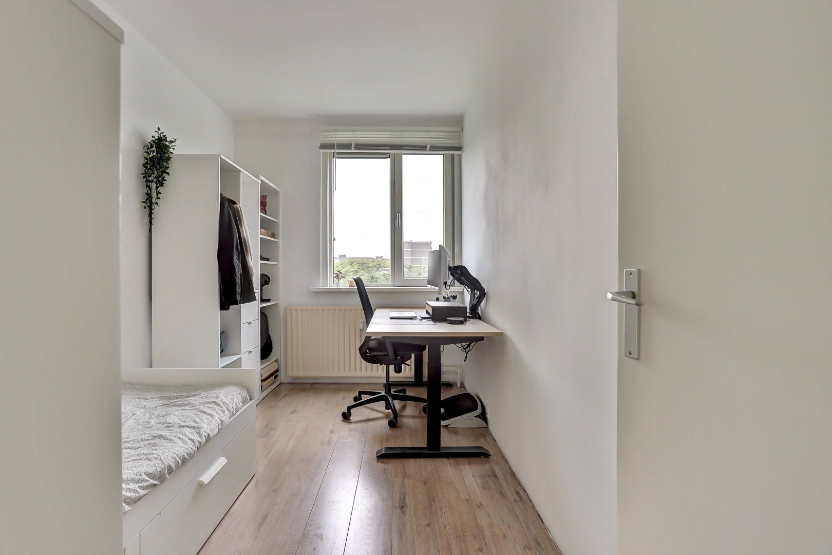 Instapklaar 3 (voorheen 4) kamer appartement op de vierde verdieping met moderne keuken en badkamer, balkon op het zuiden en berging in de onderbouw. 