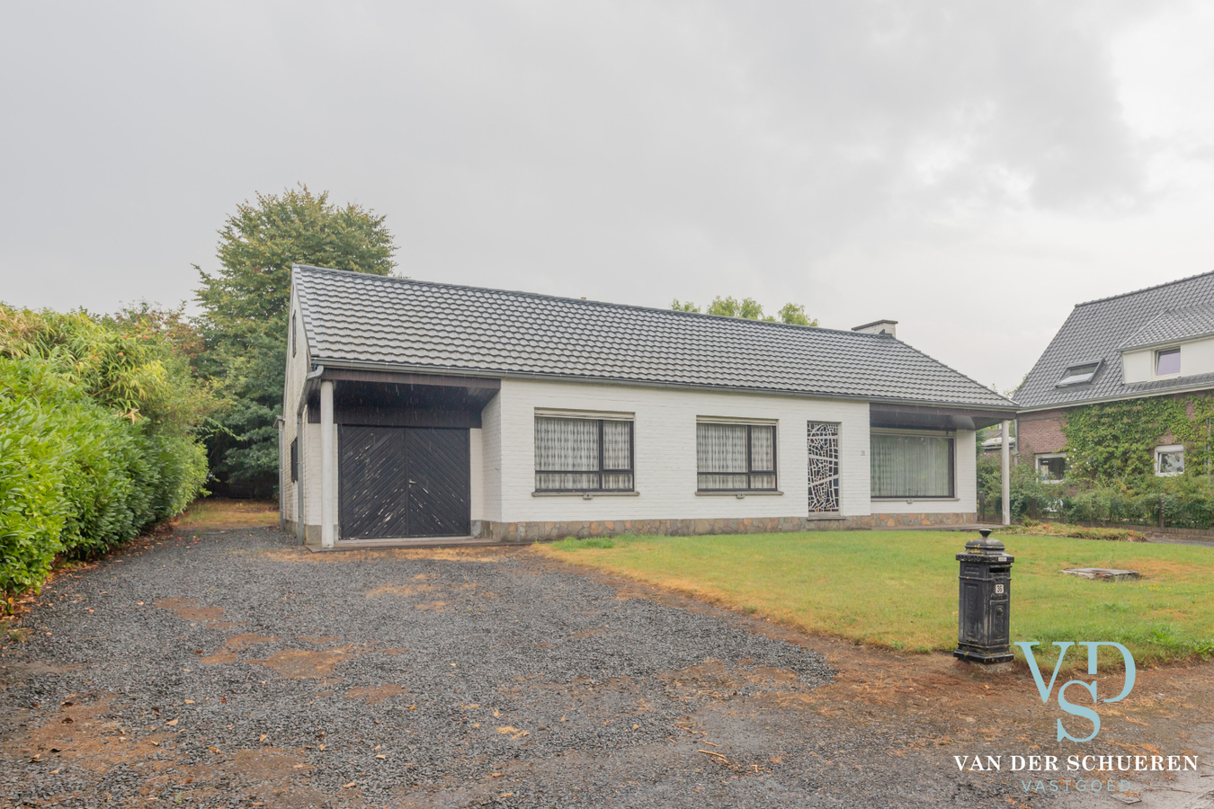 Bungalow met bijgebouw. 