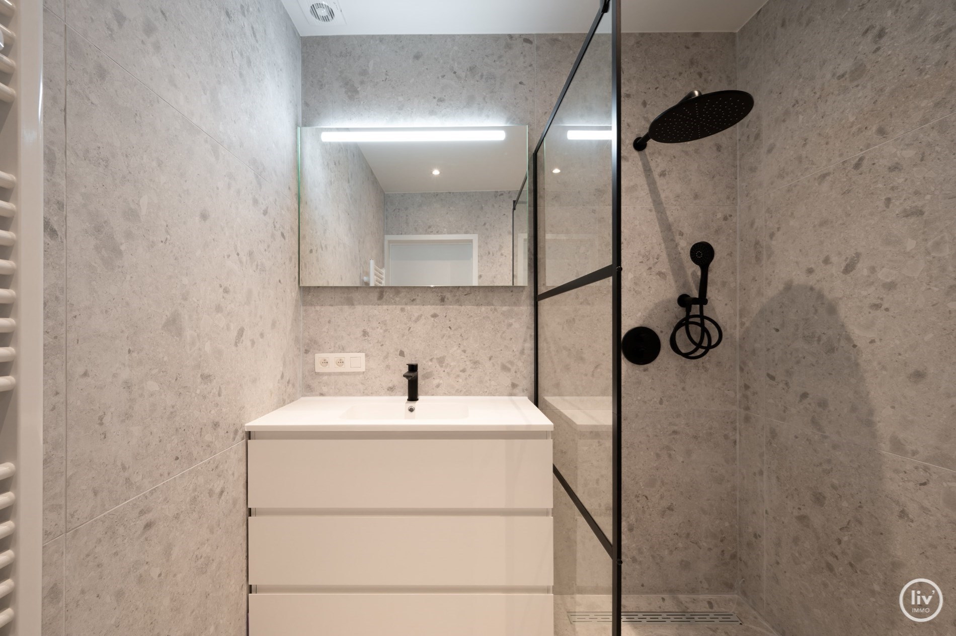 Nieuwbouw duplex in volledig gerenoveerd gebouw van 2021, centraal gelegen nabij Duinenwater, waardoor alle winkels en openbaar vervoer bereikbaar zijn op wandelafstand. 