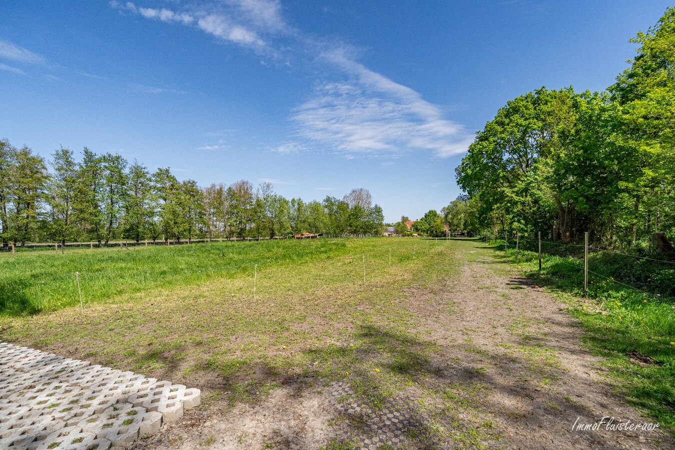Charmante villa avec bâtiment d'écurie et prairie sur environ 6 700 m² à Hamme. 