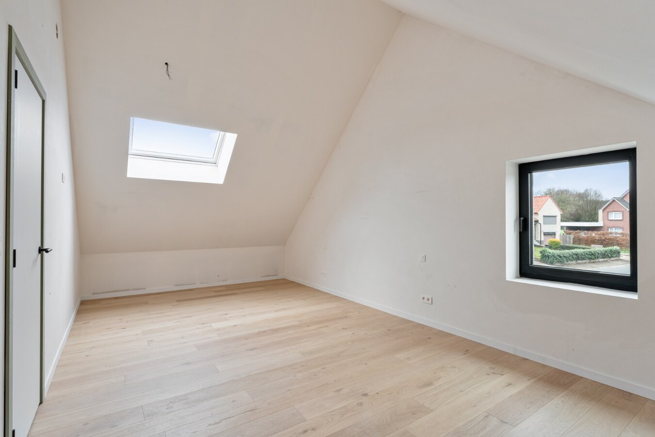 Exclusieve halfvrijstaande woning te koop na transformatie van bestaande hoeve naar 2 BEN-woningen! 