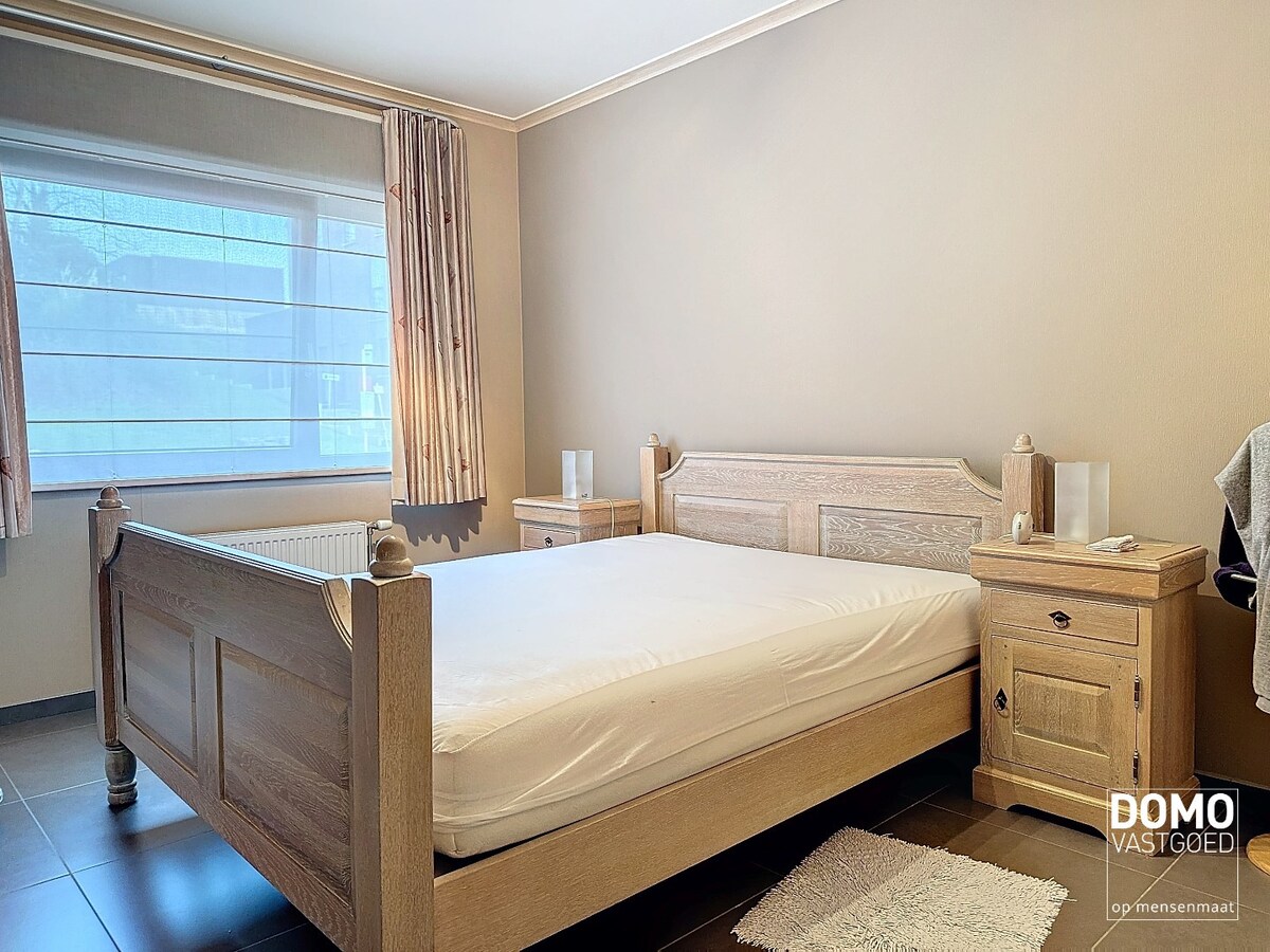 Ruim gelijkvloers appartement voorzien van 2 slaapkamers met zonnig terras in het centrum van Meldert. 