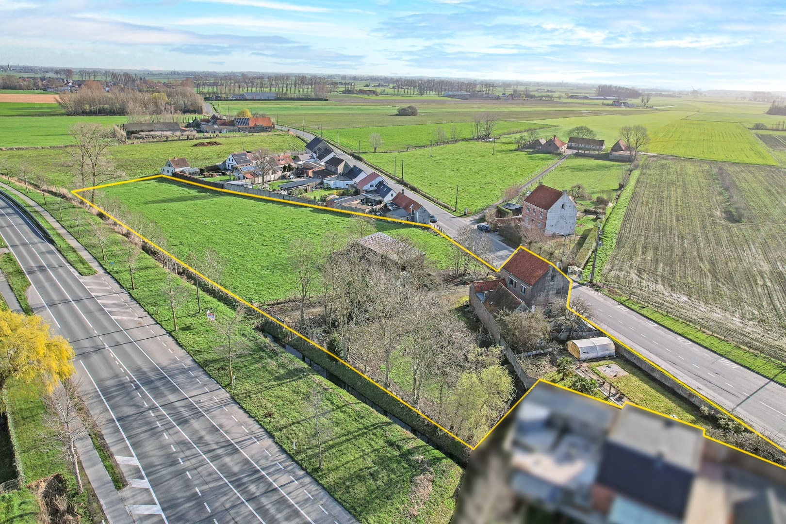 Te renoveren woning met 5 slaapkamers op 8.102 m²  te Diksmuide! 