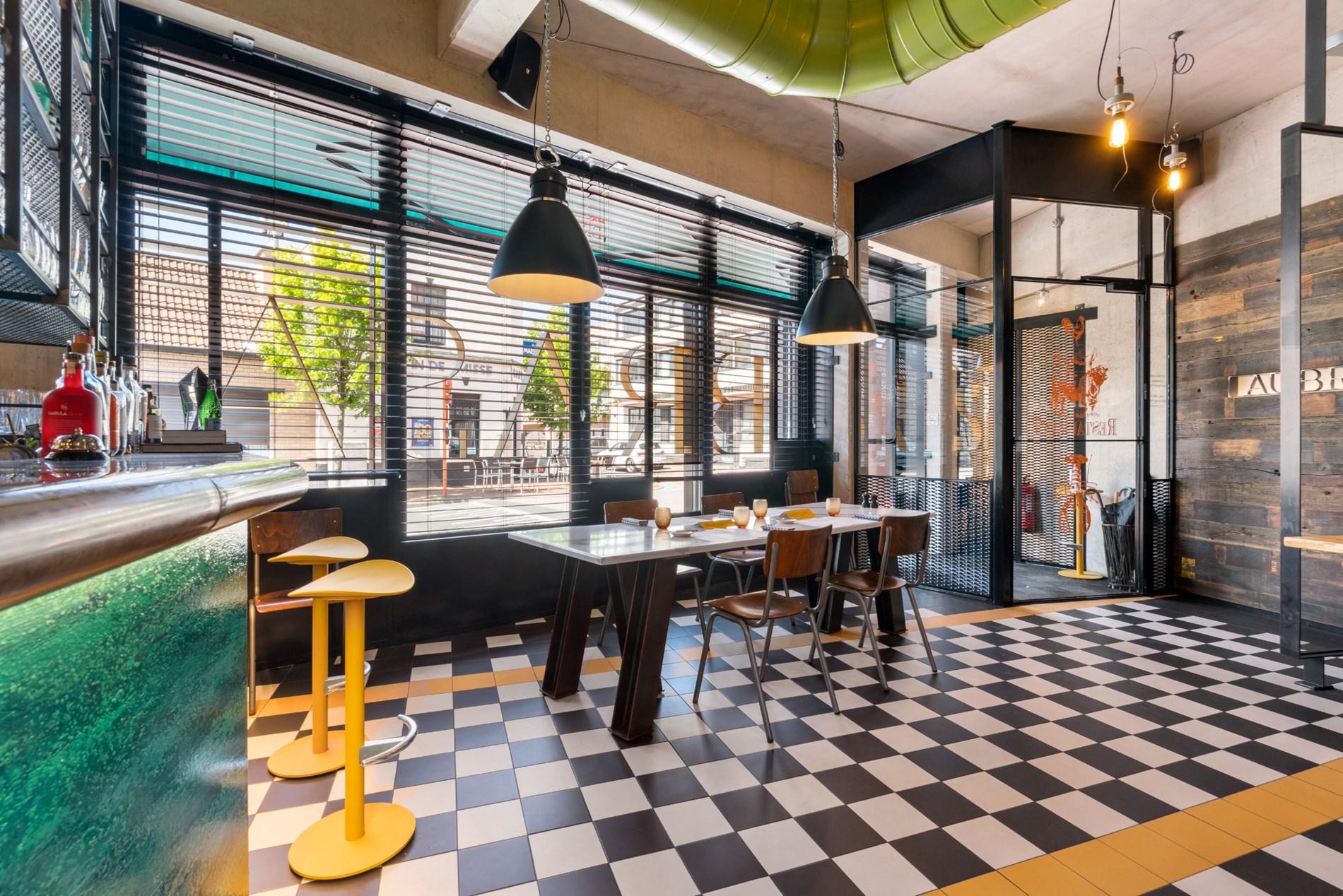 Magnifique local commercial fini (°2015), aménagé en restaurant équipé de toutes les technologies récentes et en excellent état, situé au centre de Knokke, à proximité de l'avenue Lippens et du marché 