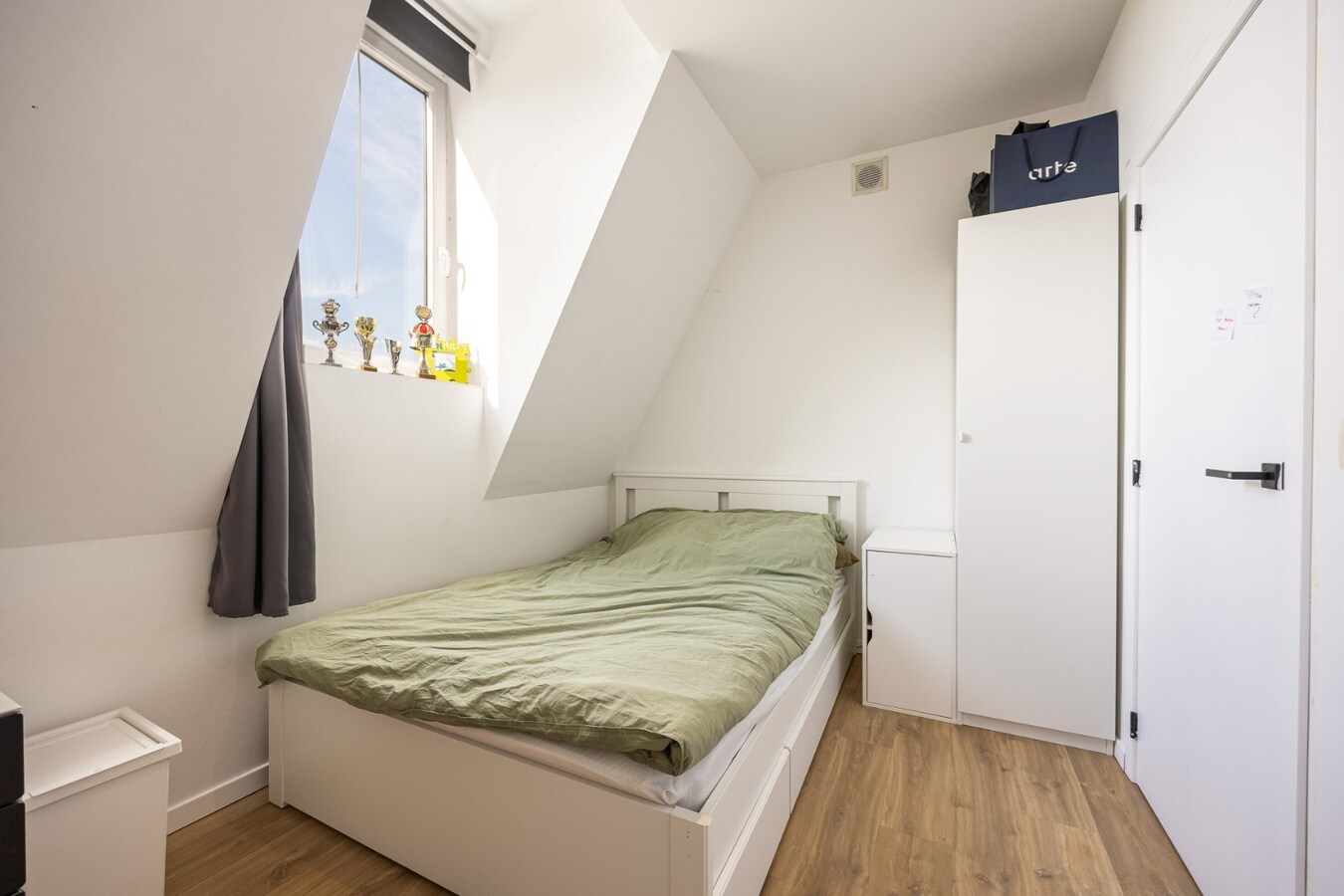 Prachtig, energiezuinig dak appartement met 3 slaapkamers, terras en carport 