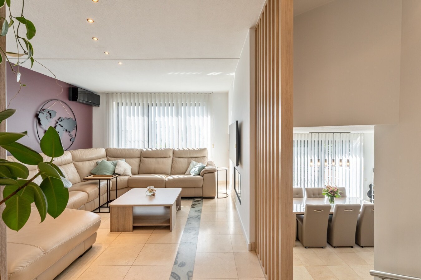 Zeer ruime, goed afgewerkte woning met diverse mogelijkheden nabij het centrum van Maaseik! 