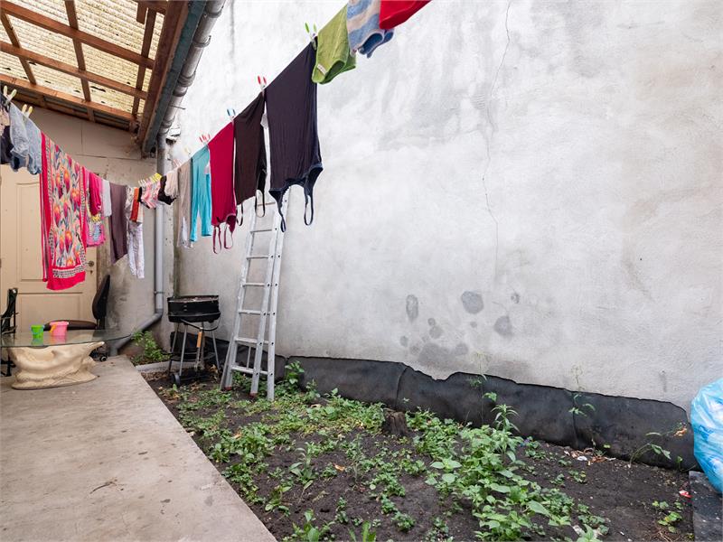 Op te frissen woning met 6 slaapkamers 