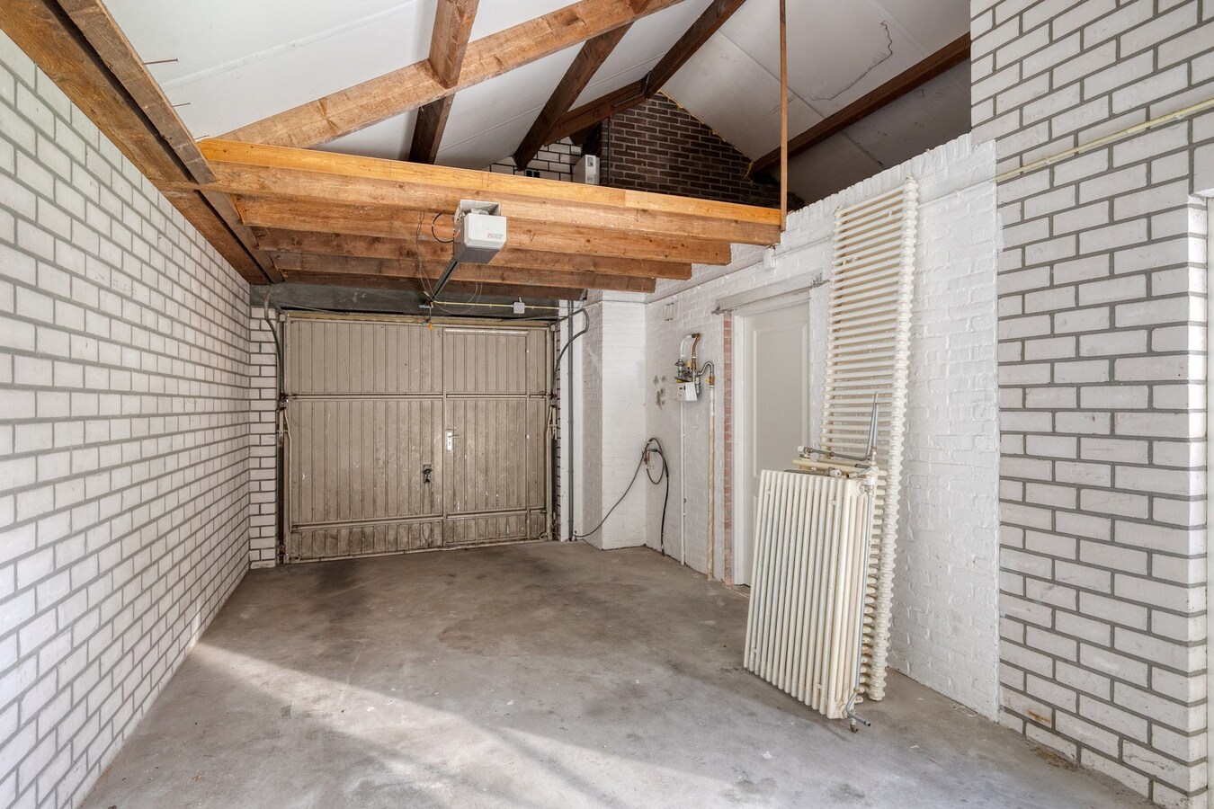 Volledig gerenoveerde woning met garage en carport gelegen aan de Beukenlaan 13 te Reusel. 