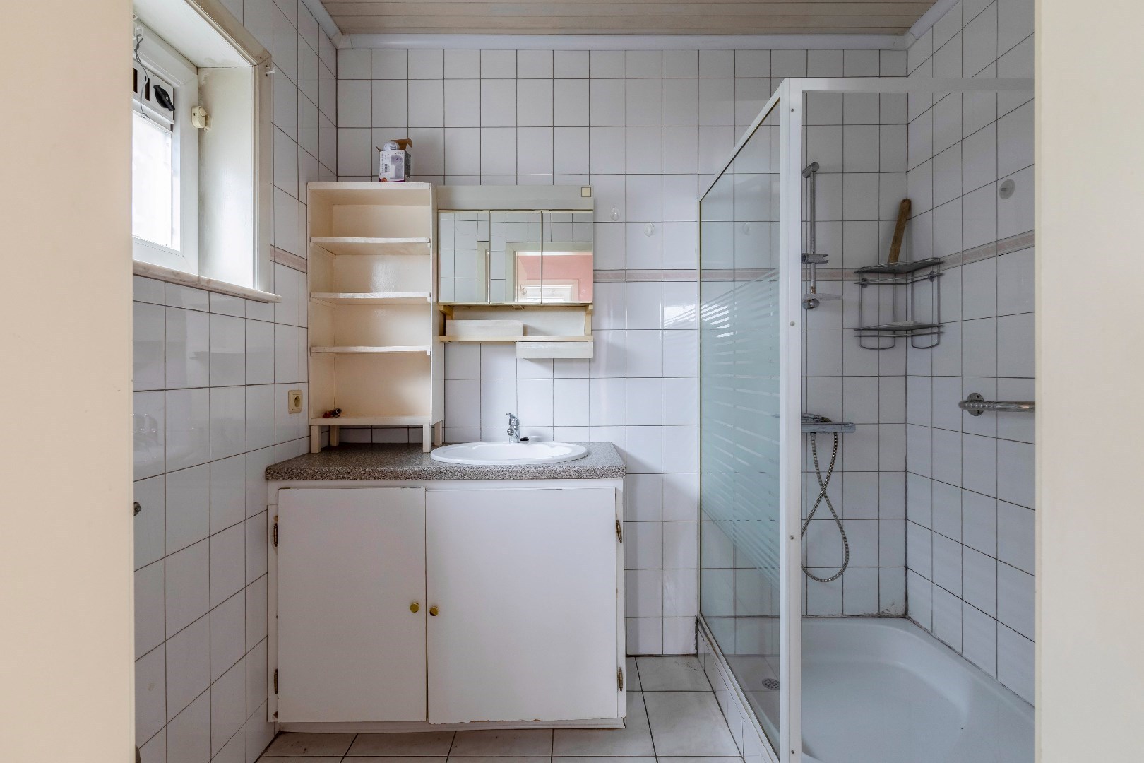 VERKOCHT ! Opbrengsteigendom met 2 appartementen en 2 garages 